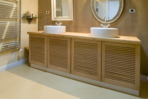 Meuble en bois clair de salle de bain